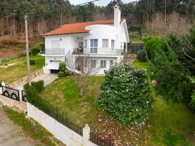 Moradia T5 para venda, localizada na freguesia de Ganfei, em Valença