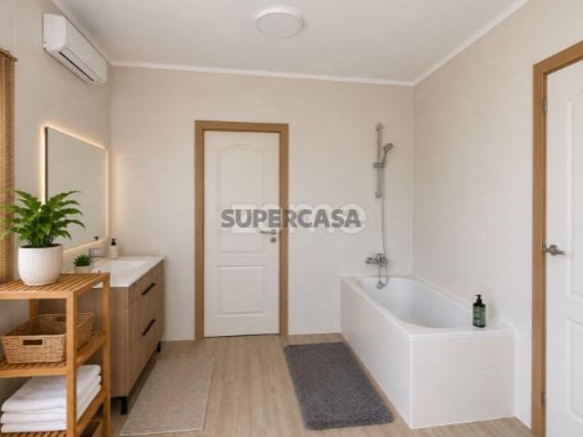 Moradia T5 parcialmente reabilitada + anexos