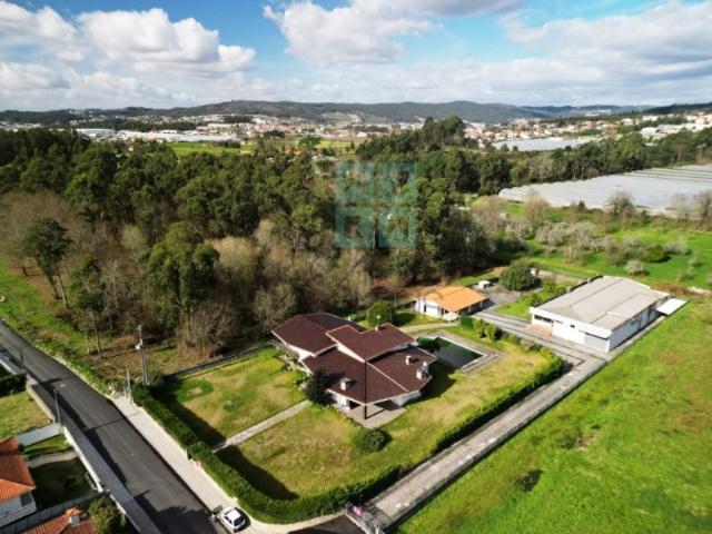 Moradia T5, piscina, e armazém, em Novais, Famalicão