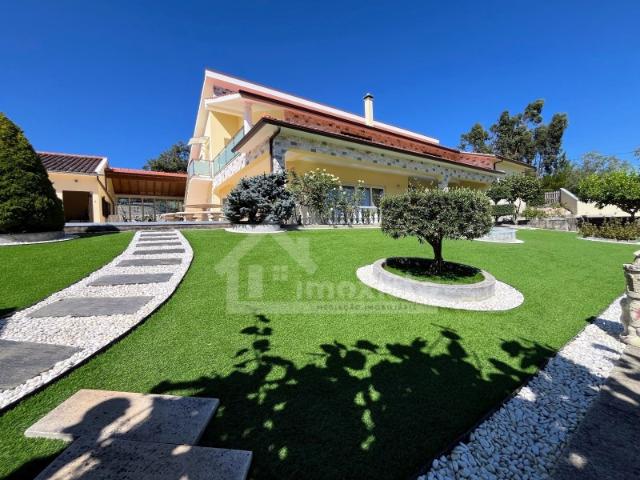 Moradia T5 pronta a habitar com terreno e anexos em Soure