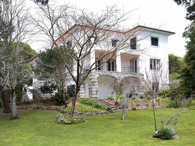 Moradia T5, remodelada, com mais de 1.900 m2 de terreno na zona mais nobre do Estoril