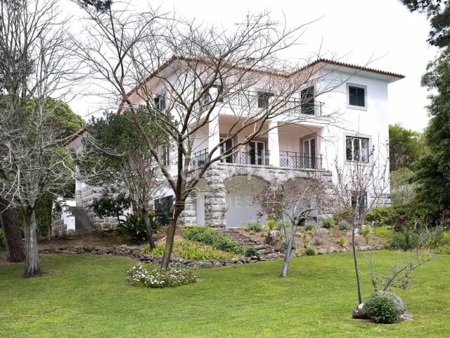 Moradia T5, remodelada, com mais de 1.900 m2 de terreno na zona mais nobre do Estoril