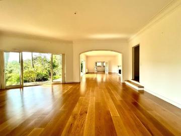Moradia T5 remodelada para arrendamento sem móveis com piscina, jardim e vista mar, no Estoril