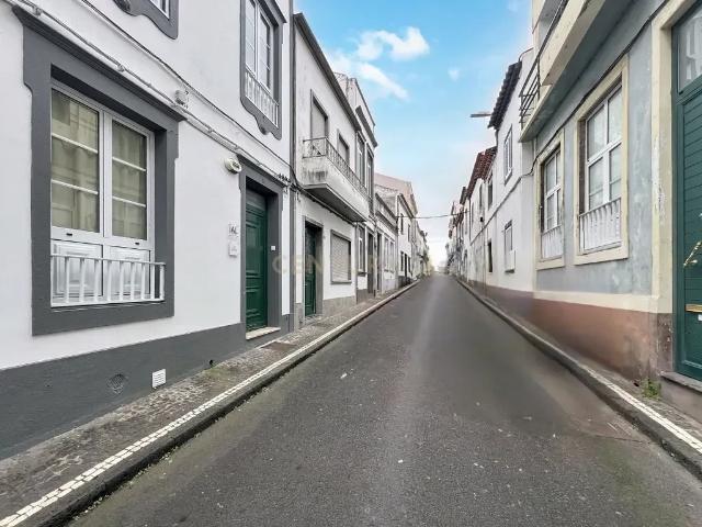 Moradia T5 renovada no centro de Ponta Delgada, com licença de Alojamento Local