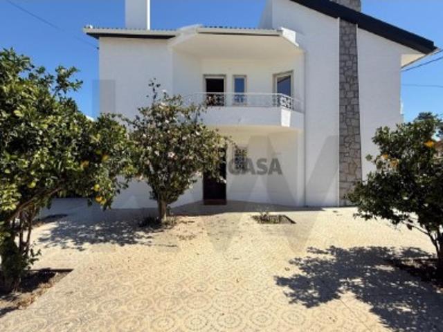 Moradia T5 Renovada com Terraço, Garagem e Espaço Exterior | Belverde, Seixal