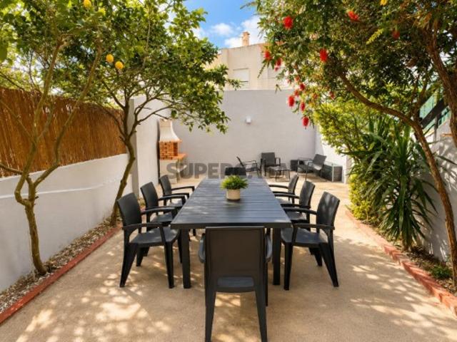 Moradia T5 Renovada com Jardim, Garagem e Potencial de Rendimento | Charneca da Caparica