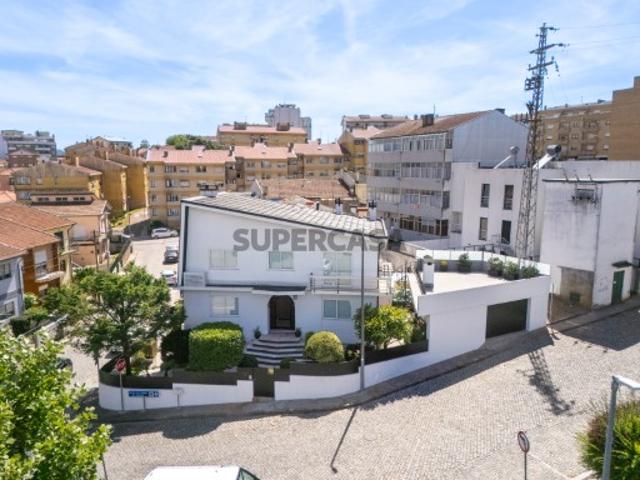 Moradia T5 renovada em Gondomar