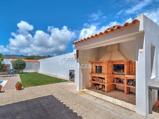 Moradia T5 Semi Geminada com Piscina Privada e Estacionamento em Murches, Cascais