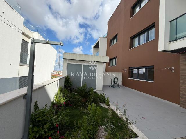 Moradia T5 Semi Nova em Famões, Odivelas a 5 mint do Strada Outlet