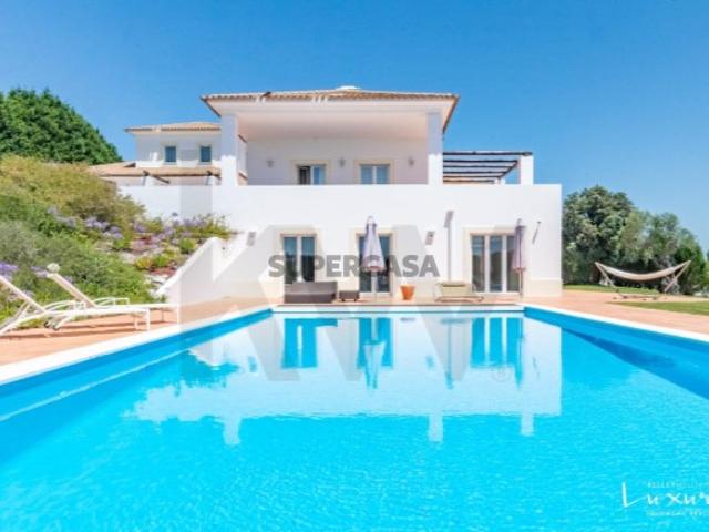 Moradia T5 situada entre o Golfe, a Lagoa e o Mar Um Refúgio de Elegância na Costa de Prata