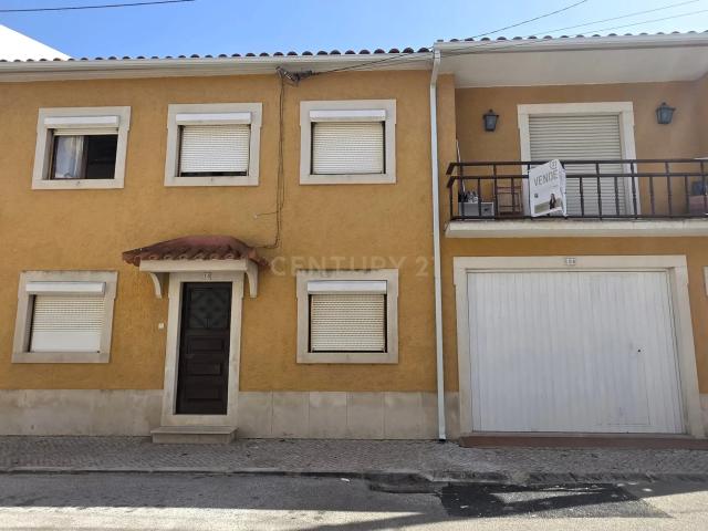 Moradia T5 com Espaço Exterior e Garagem em Runa