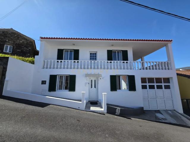Moradia T5 Totalmente Equipada e Renovada com Vista Deslumbrante – Lomba do Cavaleiro, Povoação