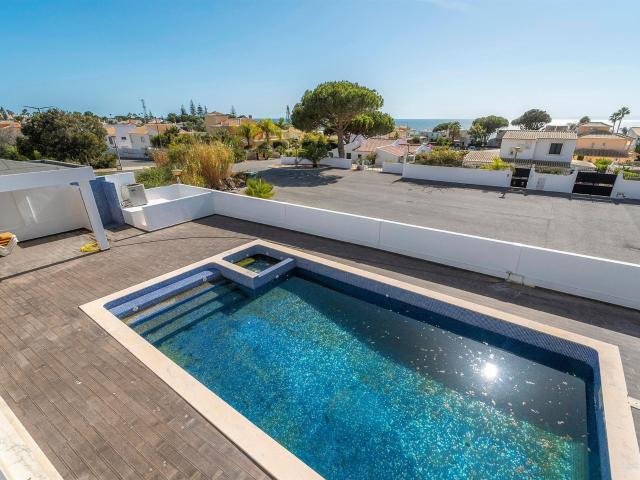 Moradia T5 totalmente renovada a 250 m da Praia da Galé 230m² Guia