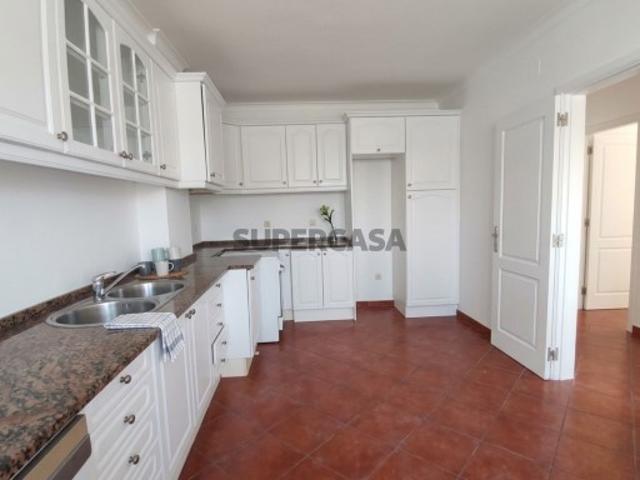 Moradia T5 + 1 em Sintra com acessos rápidos à A16, A5 e IC19