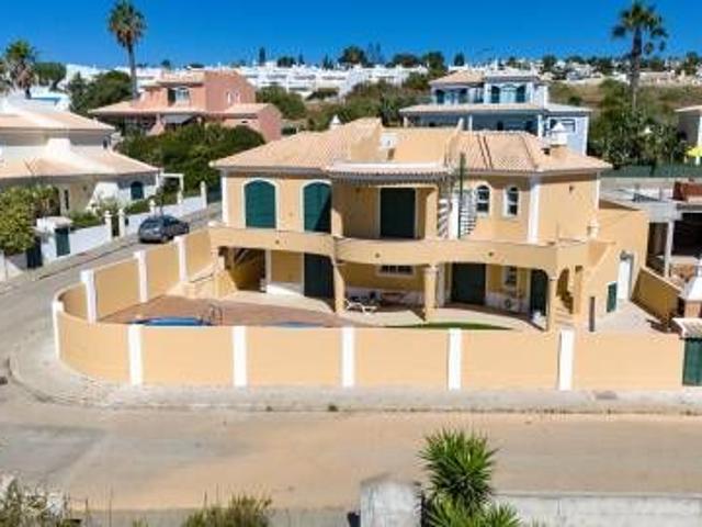 Moradia T5 +1, Praia da Luz Lagos / Arrendamento anual 4.000€ / Ref. LV059