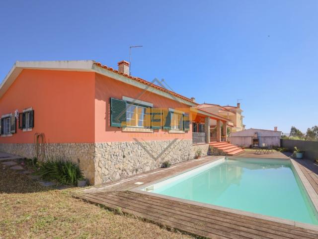Moradia T5, 242,80 m², lote 838,25 m², piscina, jardim, barb. 240m² Caldas da Rainha Santo Onofre e Serra do Bouro