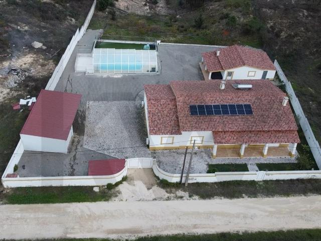 MORADIA T5 + 2 COM 2200 mts de TERRENO LOGRADOURO, PISCINA AQUECIDA E COBERTA E ANEXOS