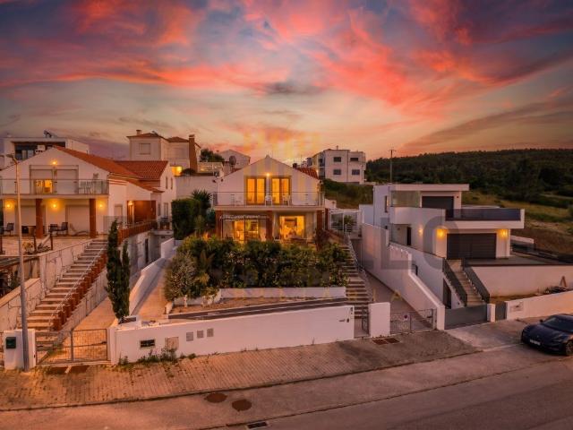 Moradia T5 + 2 Casais de Mestre Mendo 223m² Atouguia Da Baleia