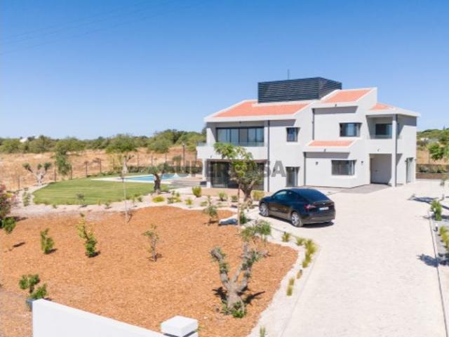 Moradia T5 +2 isolada com vistas panorâmicas em Fonte Santa Quarteira