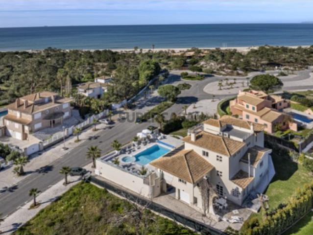 Moradia T6+1 em Soltróia, junto à praia, com piscina