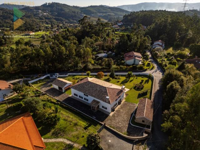 Moradia T6 + moradia T0 de pedra zona Premium