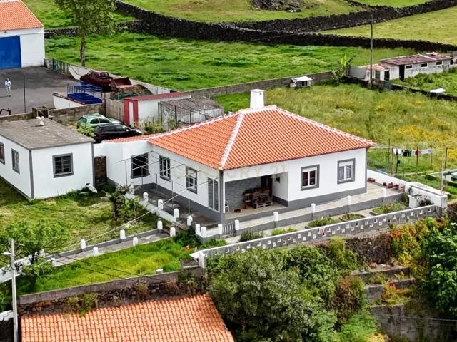 Moradia T6 na vila de São Mateus, ilha Terceira