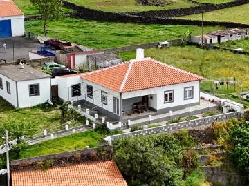 Moradia T6 na vila de São Mateus, ilha Terceira