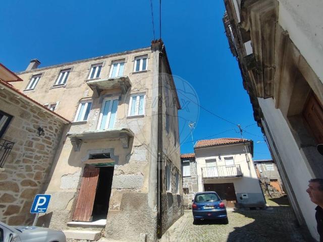 Moradia T6 à venda em Gouveia