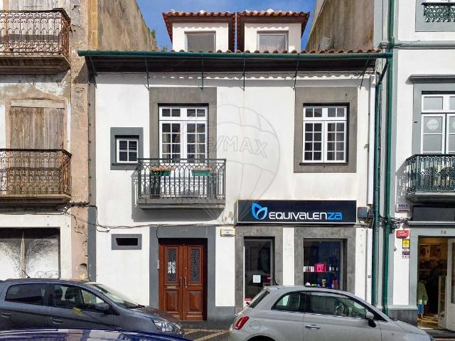 Moradia T6 à venda em Sé, Angra do Heroísmo RE/MAX Portugal