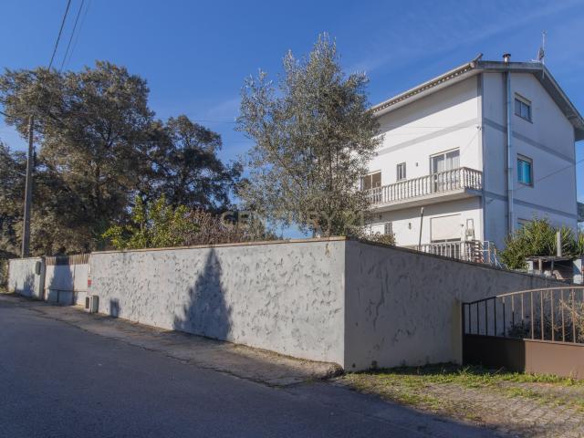 Moradia multifamiliar com rendimento imediato | 2.000 m² de terreno | A apenas 4,5 km de Fátima