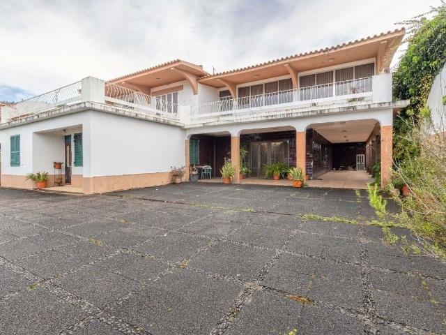 Moradia T6 com 3 Suites e Terreno de 2.500m² – Oportunidade. 91m² Camacha