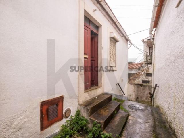 Moradia T6 com terraço e logradouro para recuperar nas Lages Coimbra