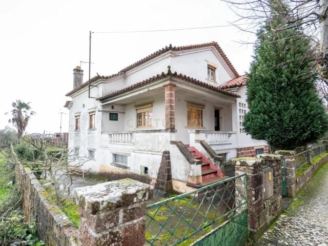 Moradia T6 com terreno no centro da Lousã – excelente localização