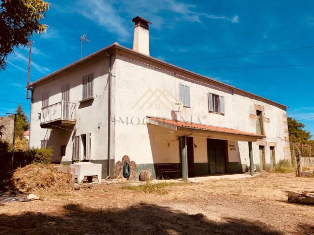 Moradia T6 com Terreno Amplo no Coração de Foios Sabugal