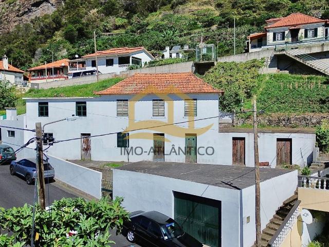 Moradia T6 com terreno, localizado no Faial Santana