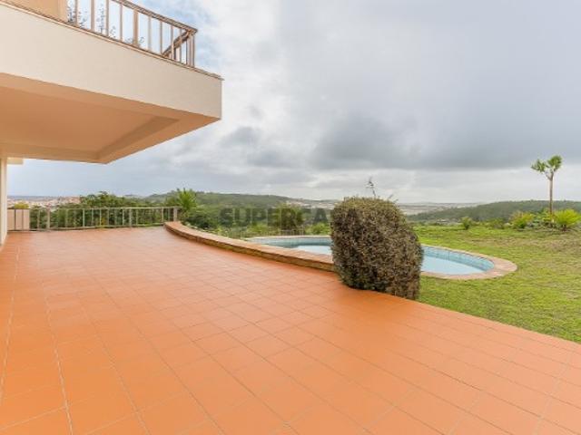 Moradia T6, com garagem e piscina, em Queijas, Carnaxide