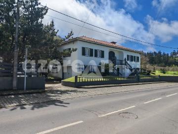 Moradia T6 com grande potencial na freguesia dos Ginetes