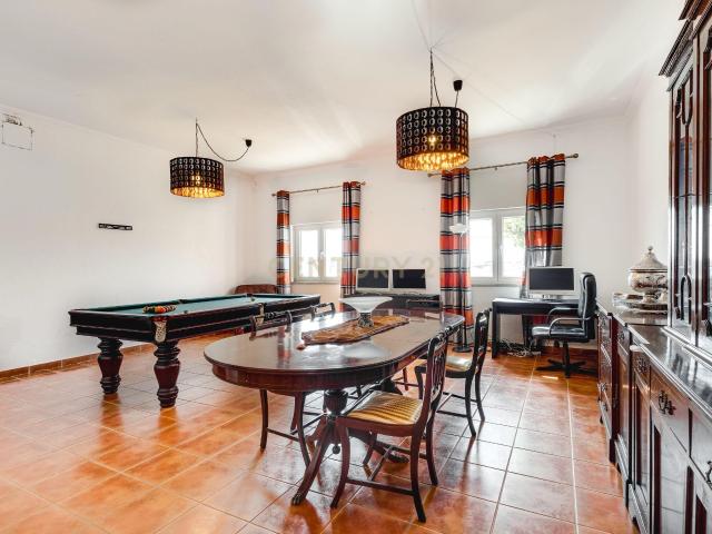 ✨ Moradia T6 com Grande Potencial em Porto Salvo | Terreno de 414.60 m²