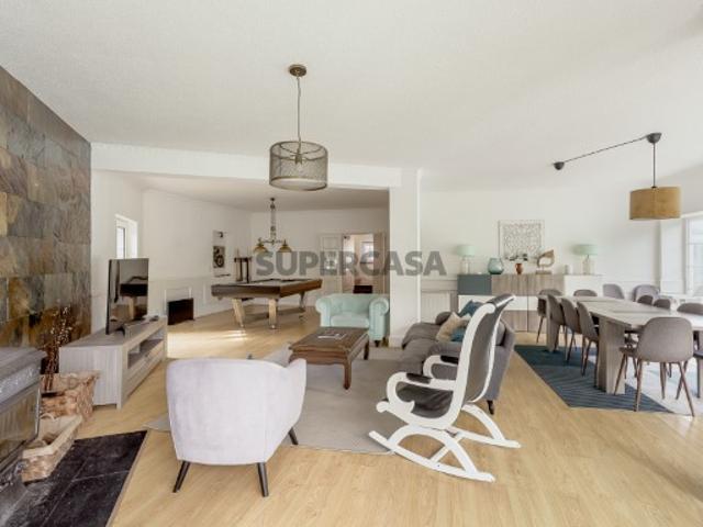 Moradia T6 com jardim e piscina junto às praias Carcavelos e Parede