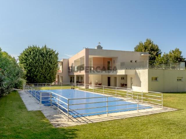 Moradia T6 com jardim, piscina e estacionamento em Barcarena