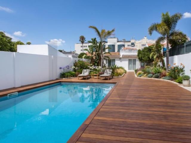Moradia T6 com Piscina, Anexos e Garagem | Elegância Rústica com Conforto Contemporâneo, Montijo
