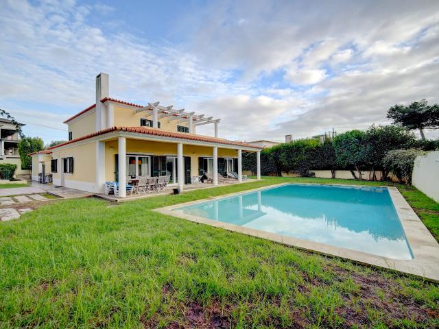 Moradia T6 com Piscina e Jardim na Costa da Guia em Cascais