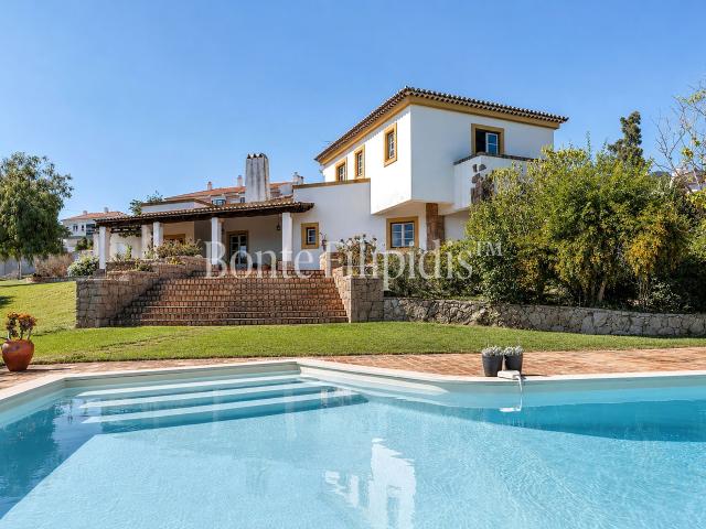 Moradia T6 com Piscina e Jardins a 15 km de Lisboa