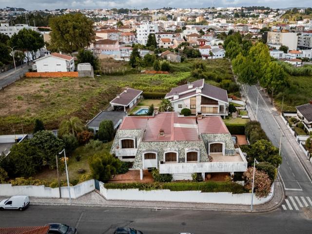 Moradia T6 de Arquitetura Contemporânea em São João da Madeira