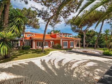 Moradia T6 de arquitetura tradicional, na Quinta da Marinha sul perto do Mar em Cascais