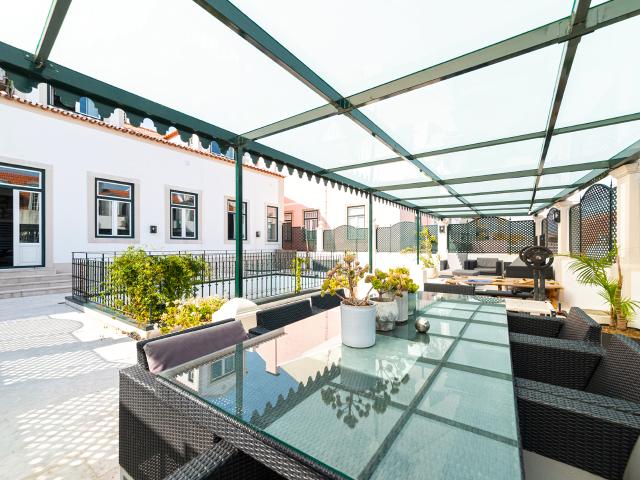Moradia T6 de charme remodelada com grandes terraços e garagem na Estrela