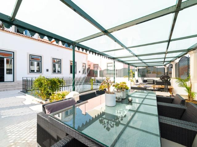 Moradia T6 de charme remodelada com grandes terraços e garagem na Estrela