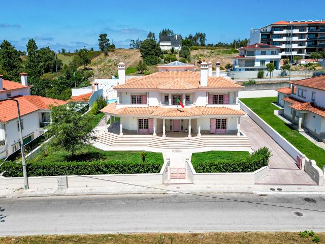 Moradia T6 de Prestígio com Piscina e Jardim no Centro de Pombal