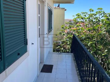 Moradia T6 em Caxias com Vista Mar e Potencial de Investimento