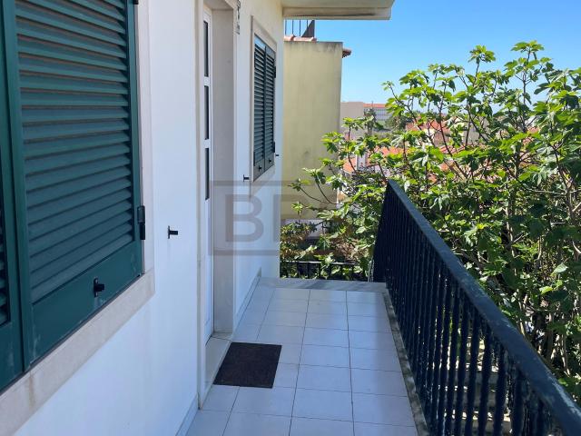 Moradia T6 em Caxias com Vista Mar e Potencial de Investimento